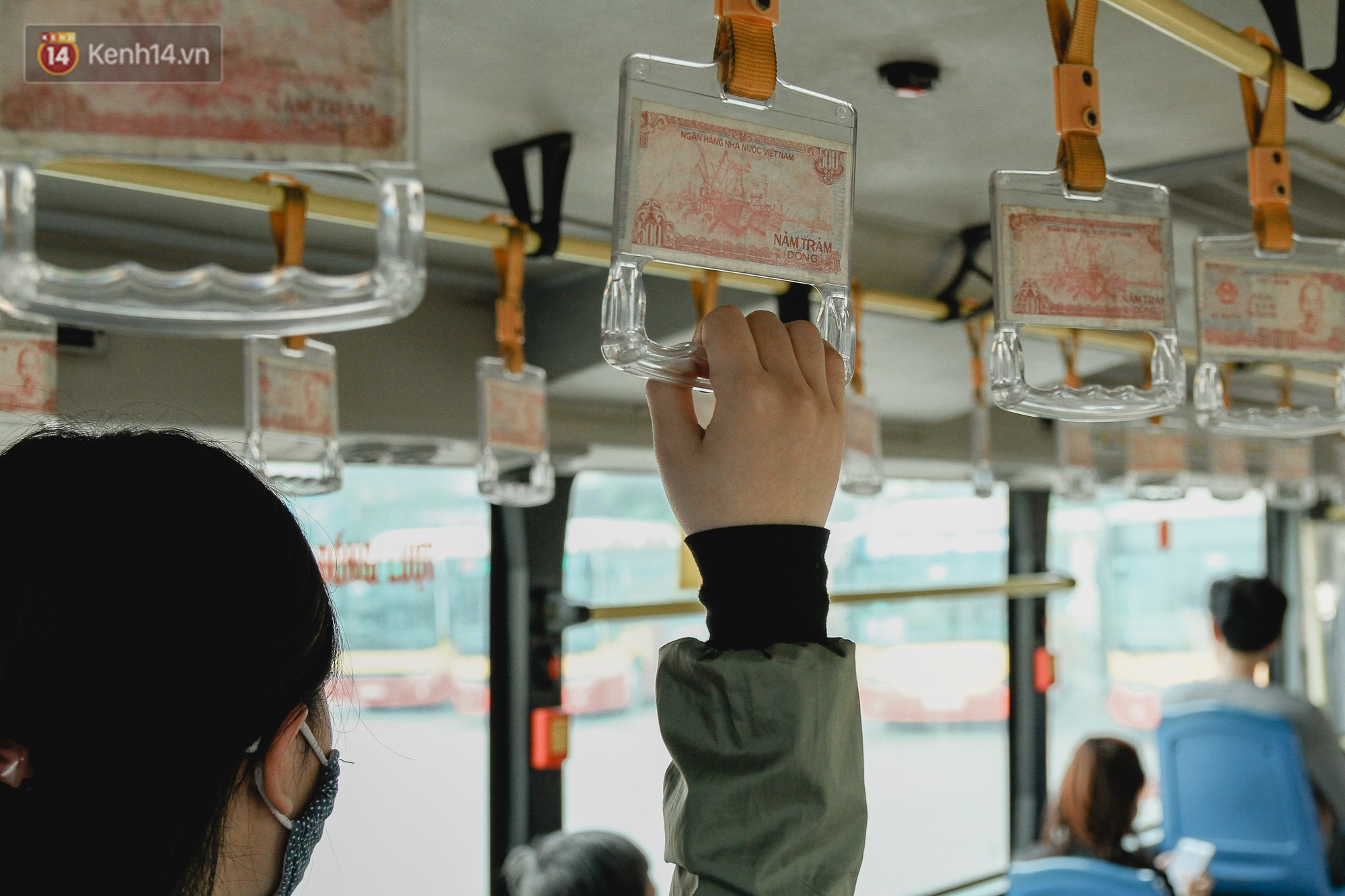 Chuyến xe bus siêu độc đáo ở Hà Nội - treo đỏ chót những tờ 500, 1000 đồng khắp xe - Ảnh 7.