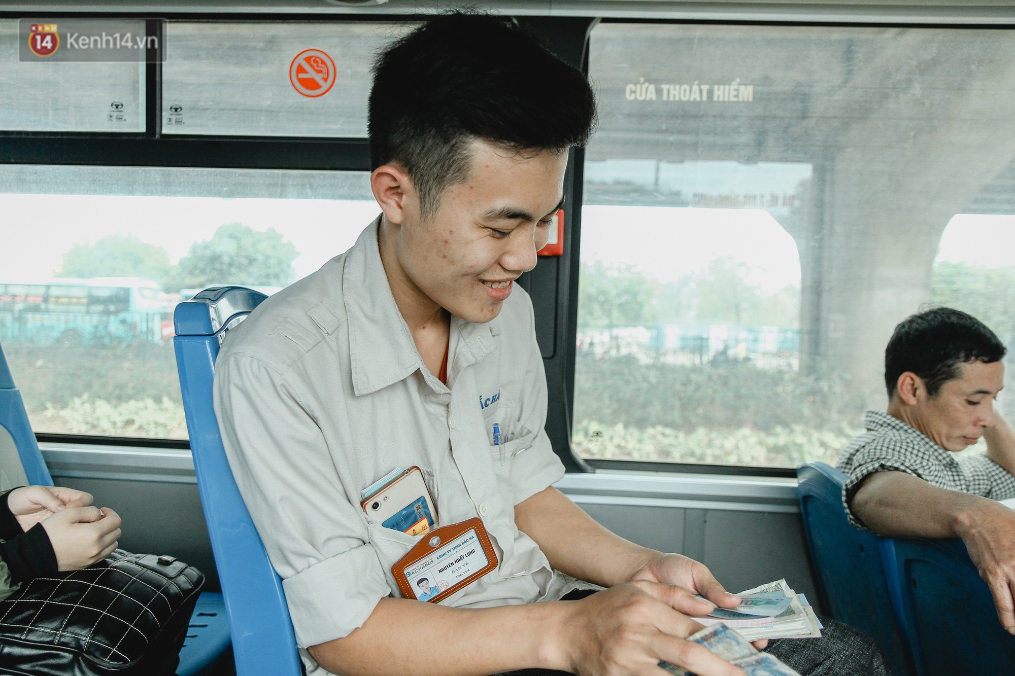 Chuyến xe bus siêu độc đáo ở Hà Nội - treo đỏ chót những tờ 500, 1000 đồng khắp xe - Ảnh 4.