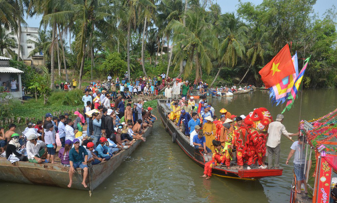 Long An: Thanh niên trai tráng chiến đấu với đàn vịt trăm con trong lễ hội đầu năm - Ảnh 6.