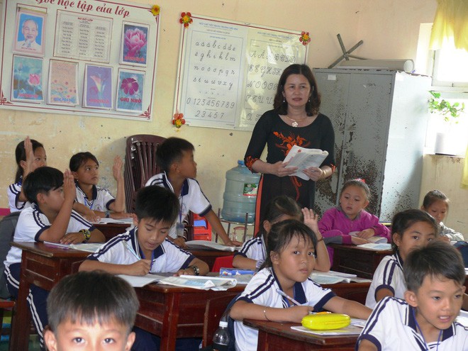 Nhặt được 44 triệu đồng, cậu b&eacute; lớp 3 kh&ocirc;ng d&aacute;m đi chơi, quấn lấy &ocirc;ng b&agrave; nội để chờ trả lại cho người mất - Ảnh 1.