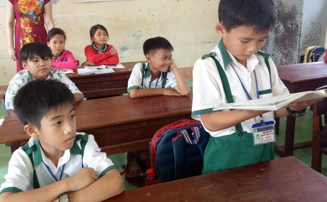 Nhặt được 44 triệu đồng, cậu b&eacute; lớp 3 kh&ocirc;ng d&aacute;m đi chơi, quấn lấy &ocirc;ng b&agrave; nội để chờ trả lại cho người mất - Ảnh 2.