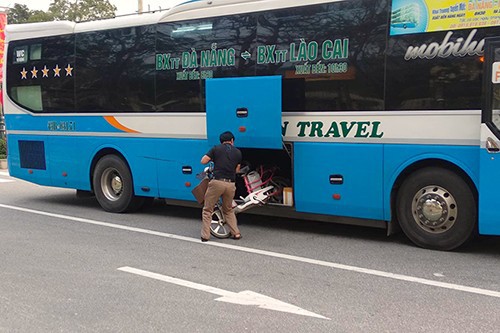 Giấu xe đạp vào gầm sau tai nạn, người dân phẫn nộ chặn đầu ô tô khách - Ảnh 1. Giấu xe đạp vào gầm sau tai nạn, người dân phẫn nộ chặn đầu ô tô khách - Ảnh 1.