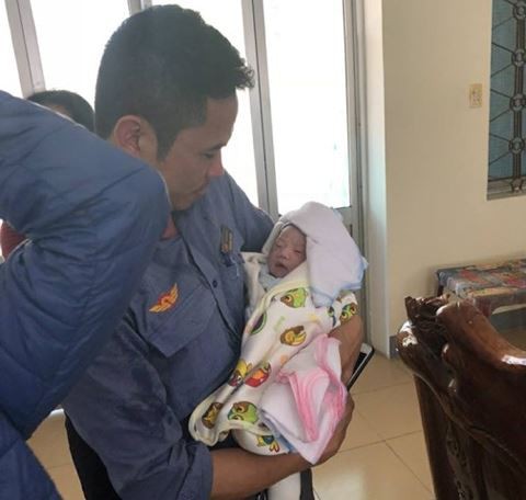 Sản phụ trở dạ tr&ecirc;n t&agrave;u được nam nh&acirc;n vi&ecirc;n đường sắt đỡ đẻ - Ảnh 2.