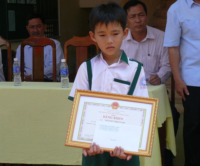 Nhặt được 44 triệu đồng, cậu b&eacute; lớp 3 kh&ocirc;ng d&aacute;m đi chơi, quấn lấy &ocirc;ng b&agrave; nội để chờ trả lại cho người mất - Ảnh 4.