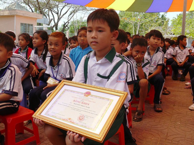 Nhặt được 44 triệu đồng, cậu b&eacute; lớp 3 kh&ocirc;ng d&aacute;m đi chơi, quấn lấy &ocirc;ng b&agrave; nội để chờ trả lại cho người mất - Ảnh 7.