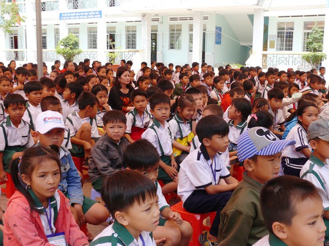 Nhặt được 44 triệu đồng, cậu b&eacute; lớp 3 kh&ocirc;ng d&aacute;m đi chơi, quấn lấy &ocirc;ng b&agrave; nội để chờ trả lại cho người mất - Ảnh 9.