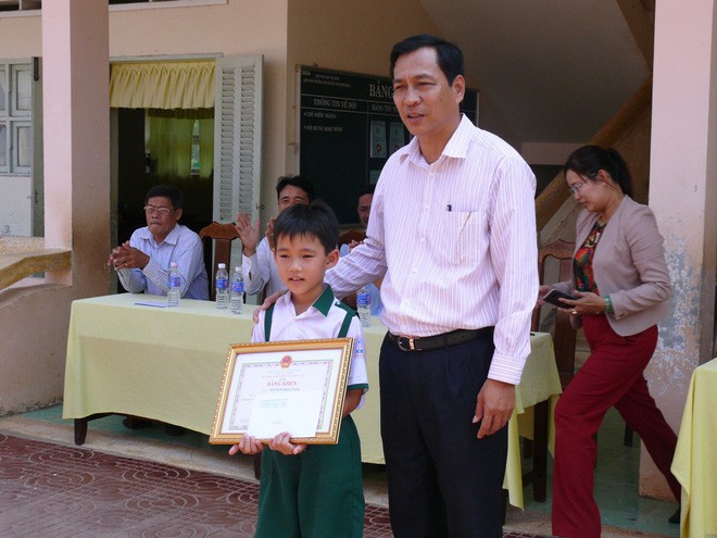 Nhặt được 44 triệu đồng, cậu b&eacute; lớp 3 kh&ocirc;ng d&aacute;m đi chơi, quấn lấy &ocirc;ng b&agrave; nội để chờ trả lại cho người mất - Ảnh 10.