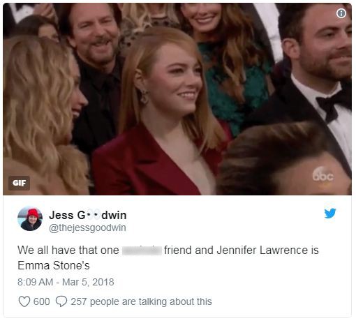 Đã là bạn thân, thì đến lễ trao giải Oscar cũng chẳng ngại chọc quê nhau như Jennifer Lawrence và Emma Stone - Ảnh 2.