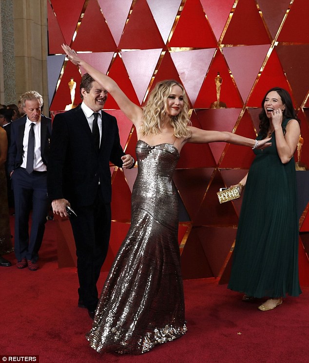 Có ai tự nhiên như Jennifer Lawrence, vén váy hàng hiệu trèo qua các hàng ghế tại Oscar 2018 - Ảnh 8.
