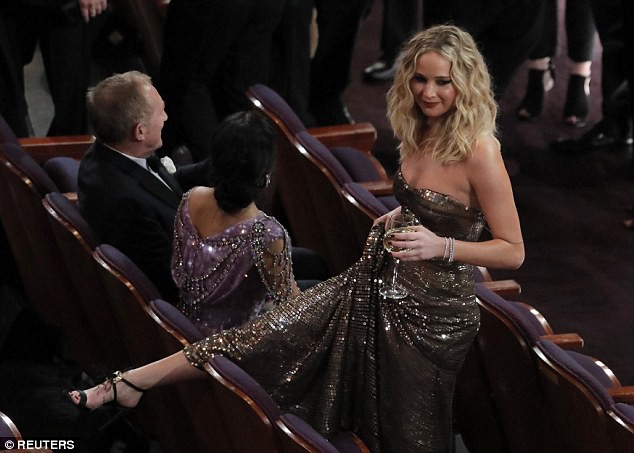 Có ai tự nhiên như Jennifer Lawrence, vén váy hàng hiệu trèo qua các hàng ghế tại Oscar 2018 - Ảnh 4.