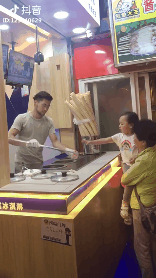 Clip: Phản ứng cực mạnh của c&ocirc; nh&oacute;c khi bị cướp kem ngay trước mắt - Ảnh 2.