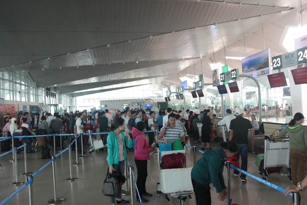 Tăng cường nhân viên kiểm soát an ninh sân bay Vinh sau vụ nam thanh niên tâm thần đột nhập - Ảnh 1.
