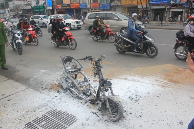 Chiếc xe máy bốc cháy ngùn ngụt, chủ phương tiện vẫn liều mình mở cốp lấy đồ - Ảnh 1.