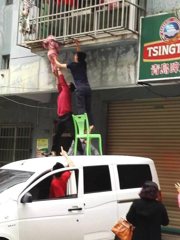 B&eacute; g&aacute;i 3 tuổi bị kẹt đầu ở song sắt ban c&ocirc;ng, to&agrave;n th&acirc;n lơ lửng giữa kh&ocirc;ng trung - Ảnh 3.