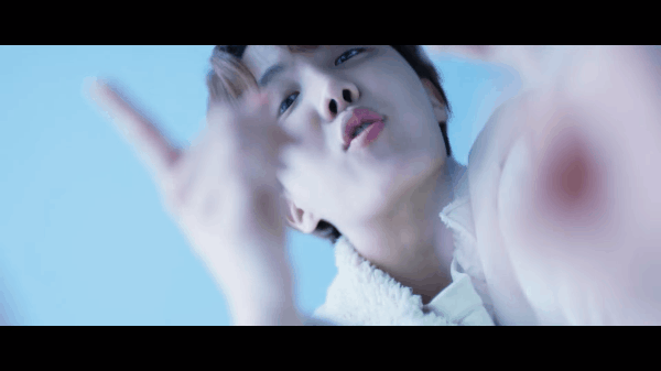 Thừa thắng xông lên, chàng trai hot nhất Kpop tuần qua - j-hope (BTS) tiếp tục tung MV thứ 2 - Ảnh 2.