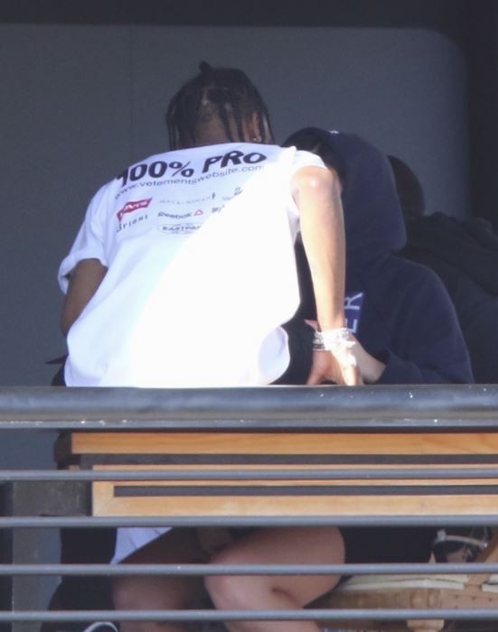 Nhan sắc chênh lệch, Kylie Jenner và bạn trai vẫn hẹn hò, âu yếm nhau đầy hạnh phúc - Ảnh 15.