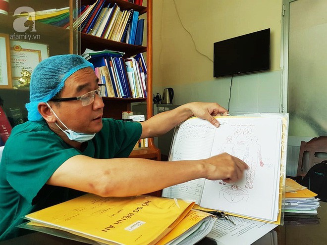 Thương cha kh&ocirc;ng đủ sức khỏe, cậu b&eacute; 16 tuổi hai lần l&oacute;c da cứu anh ruột bị lửa dầu thi&ecirc;u sống - Ảnh 4.