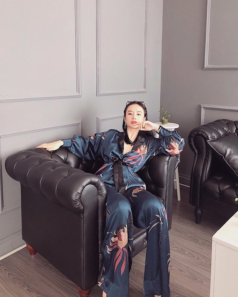 Hè chưa về mà các sao Việt đã lên đồ street style cực gắt, chặt nhau tưng bừng với sắc màu rực rỡ - Ảnh 10. Hè chưa về mà các sao Việt đã lên đồ street style cực gắt, chặt nhau tưng bừng với sắc màu rực rỡ - Ảnh 10.
