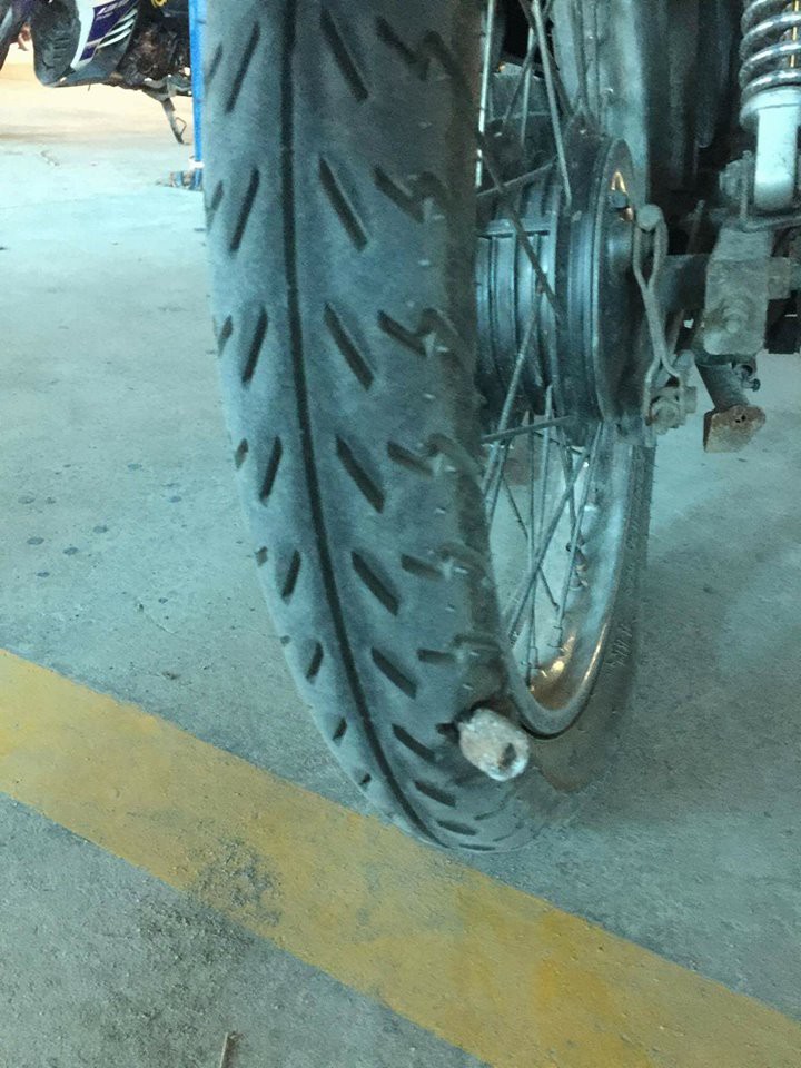 Bộ sưu tập những thứ kh&ocirc;ng-phải-đinh m&agrave; lại khiến xe thủng lốp của cư d&acirc;n mạng Việt - Ảnh 2.