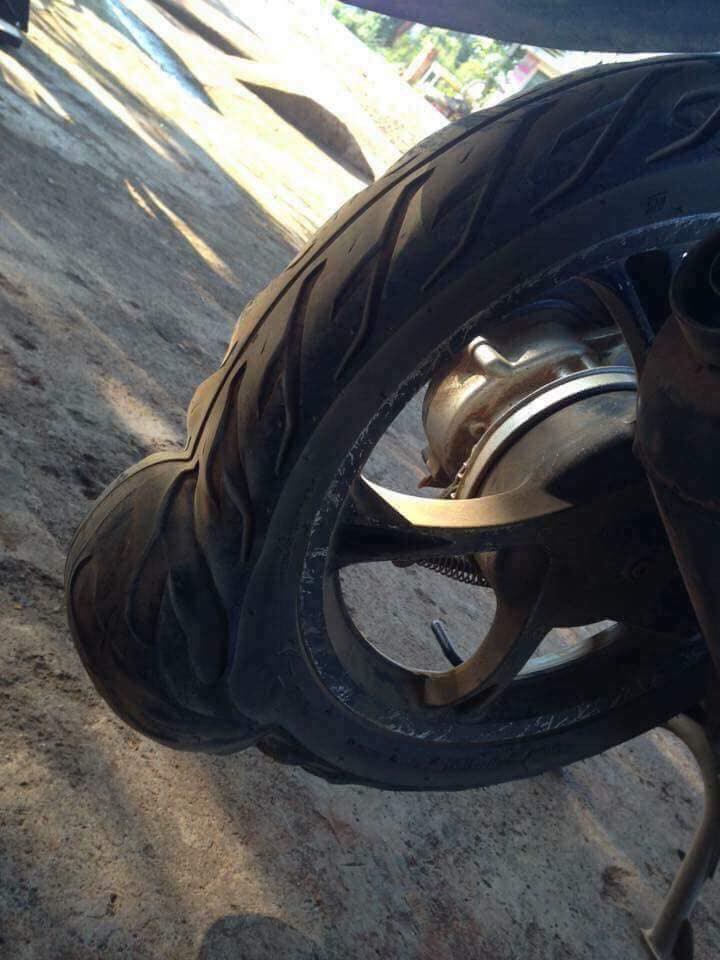 Bộ sưu tập những thứ kh&ocirc;ng-phải-đinh m&agrave; lại khiến xe thủng lốp của cư d&acirc;n mạng Việt - Ảnh 5.