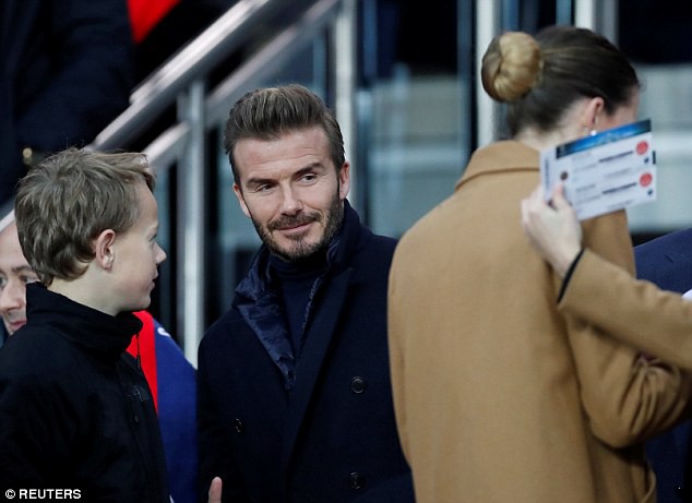 Ngồi cạnh Bella Hadid, David Beckham cực hớn hở, mải dán mắt vào người đẹp kém 21 tuổi - Ảnh 11.