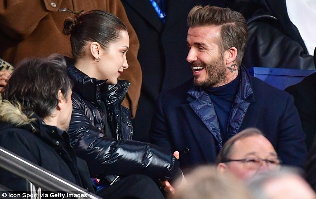 Ngồi cạnh Bella Hadid, David Beckham cực hớn hở, mải dán mắt vào người đẹp kém 21 tuổi - Ảnh 1.