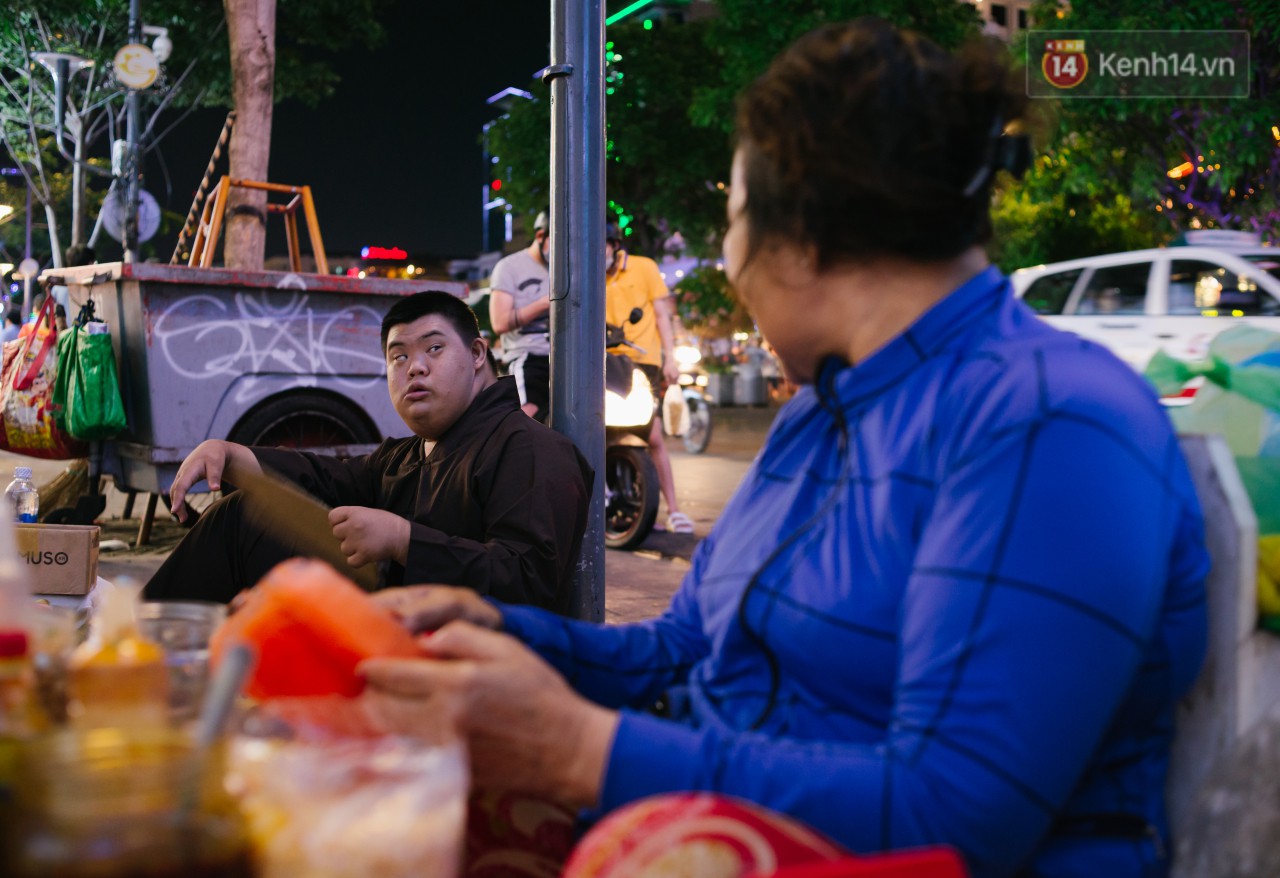 Chuyện má con thằng khờ bán hàng rong ở phố đi bộ Sài Gòn: 19 năm một mình đi tìm nụ cười cho con - Ảnh 4. Chuyện má con thằng khờ bán hàng rong ở phố đi bộ Sài Gòn: 19 năm một mình đi tìm nụ cười cho con