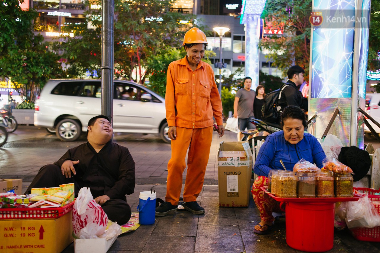 Chuyện má con thằng khờ bán hàng rong ở phố đi bộ Sài Gòn: 19 năm một mình đi tìm nụ cười cho con - Ảnh 9. Chuyện má con thằng khờ bán hàng rong ở phố đi bộ Sài Gòn: 19 năm một mình đi tìm nụ cười cho con