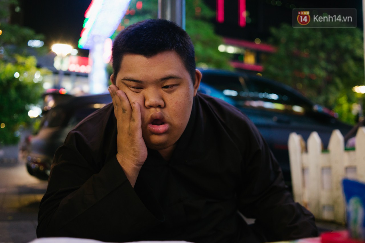 Chuyện má con thằng khờ bán hàng rong ở phố đi bộ Sài Gòn: 19 năm một mình đi tìm nụ cười cho con - Ảnh 2. Chuyện má con thằng khờ bán hàng rong ở phố đi bộ Sài Gòn: 19 năm một mình đi tìm nụ cười cho con