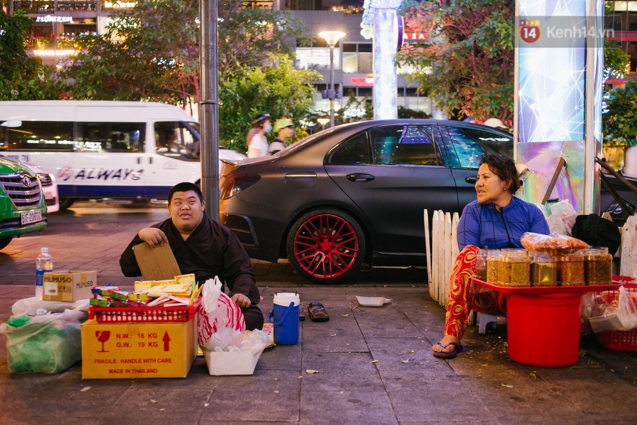 Chuyện má con thằng khờ bán hàng rong ở phố đi bộ Sài Gòn: 19 năm một mình đi tìm nụ cười cho con - Ảnh 7. Chuyện má con thằng khờ bán hàng rong ở phố đi bộ Sài Gòn: 19 năm một mình đi tìm nụ cười cho con