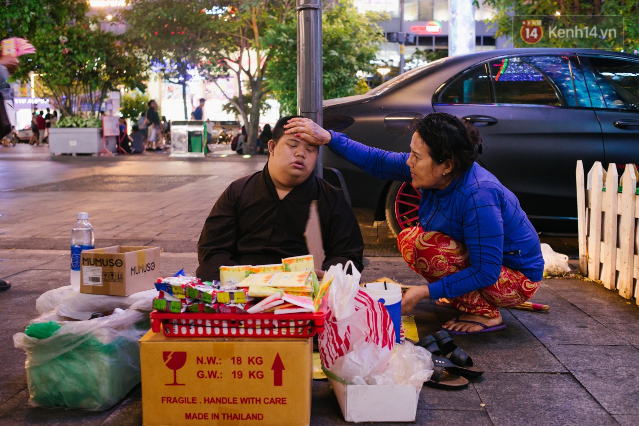 Chuyện má con thằng khờ bán hàng rong ở phố đi bộ Sài Gòn: 19 năm một mình đi tìm nụ cười cho con - Ảnh 5. Chuyện má con thằng khờ bán hàng rong ở phố đi bộ Sài Gòn: 19 năm một mình đi tìm nụ cười cho con