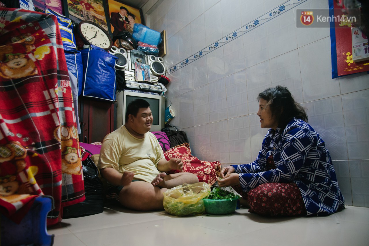 Chuyện má con thằng khờ bán hàng rong ở phố đi bộ Sài Gòn: 19 năm một mình đi tìm nụ cười cho con - Ảnh 3. Chuyện má con thằng khờ bán hàng rong ở phố đi bộ Sài Gòn: 19 năm một mình đi tìm nụ cười cho con