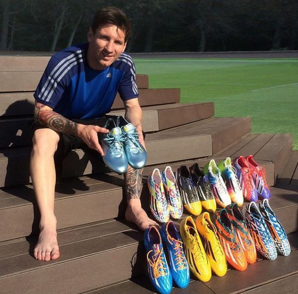 Bộ sưu tập gi&agrave;y thi đấu độc nhất từng được Messi sở hữu - Ảnh 9.