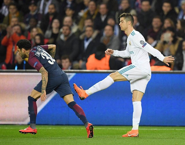 Cận cảnh: Pha “bỏ bóng đá người” của Cristiano Ronaldo với Dani Alves - Ảnh 1.