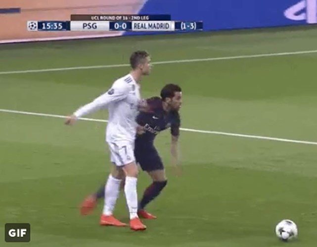 Cận cảnh: Pha “bỏ bóng đá người” của Cristiano Ronaldo với Dani Alves - Ảnh 3.
