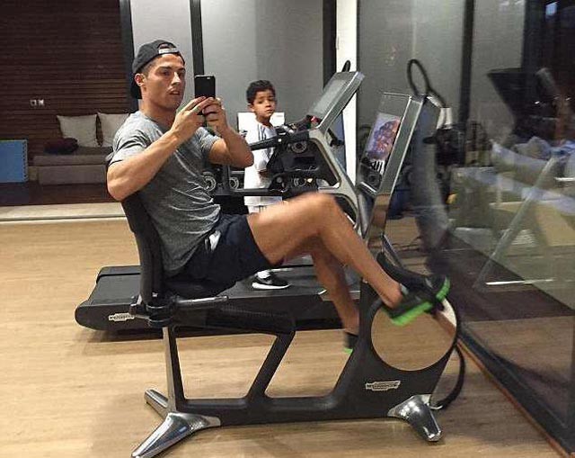 CR7 hứng “gạch” vì cho con tập gym sớm - Ảnh 4.