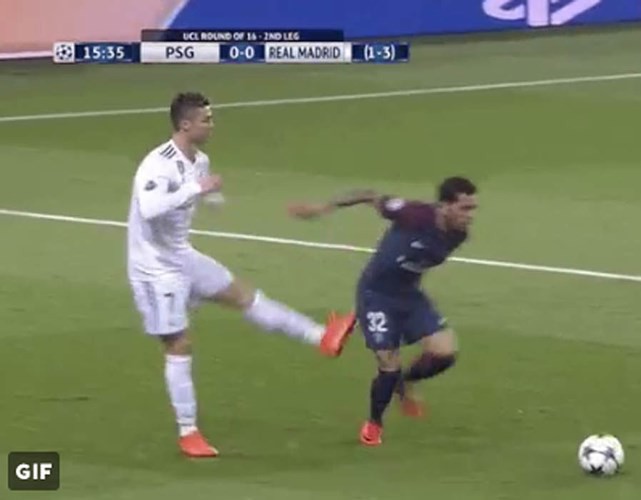 Cận cảnh: Pha “bỏ bóng đá người” của Cristiano Ronaldo với Dani Alves - Ảnh 4.