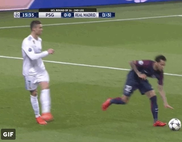 Cận cảnh: Pha “bỏ bóng đá người” của Cristiano Ronaldo với Dani Alves - Ảnh 5.