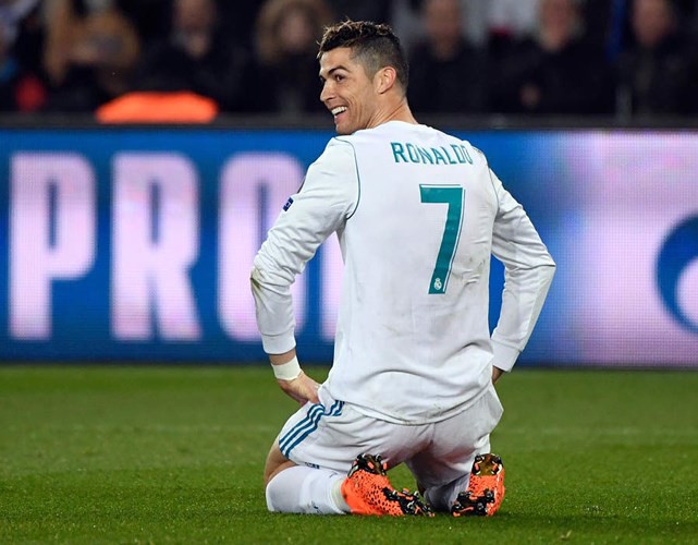 Cận cảnh: Pha “bỏ bóng đá người” của Cristiano Ronaldo với Dani Alves - Ảnh 6.