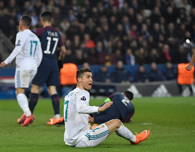 Cận cảnh: Pha “bỏ bóng đá người” của Cristiano Ronaldo với Dani Alves - Ảnh 7.
