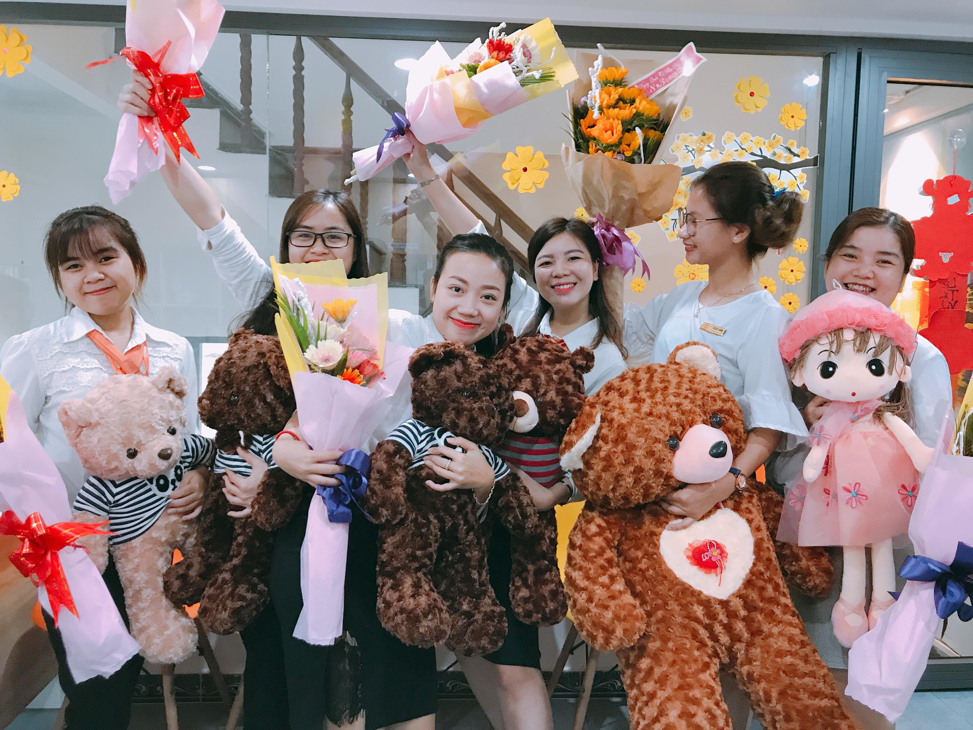 Chàng sếp 9x ở Đà Nẵng tặng nhân viên nữ toàn công ty son môi, bắt nghỉ làm để đi trùng tu nhan sắc mừng 8/3 - Ảnh 1.