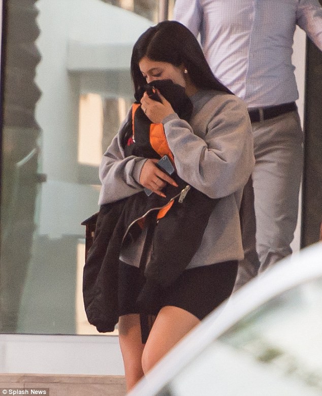 Kylie Jenner cố che vết bầm bí ẩn trên mắt khi rời khách sạn cùng bạn trai - Ảnh 2.