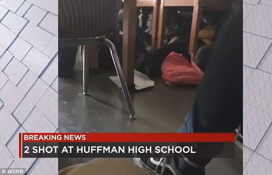Mỹ: Khoe súng tại trường, 1 học sinh thiệt mạng - Ảnh 2.