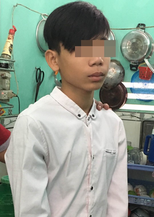 Bắt khẩn cấp nghi phạm 15 tuổi dùng dao cứa cổ lái xe ôm cướp tài sản - Ảnh 1.