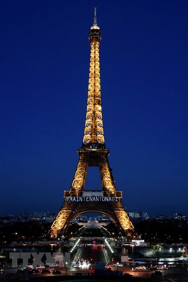 Pháp thắp sáng tháp Eiffel với thông điệp tôn vinh nữ quyền - Ảnh 1.