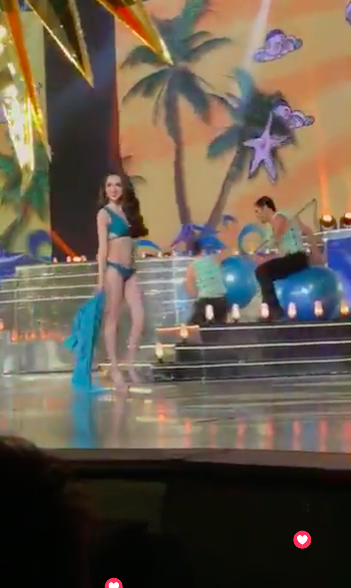 Hương Giang lọt Top 12, trải qua phần thi Bikini. 