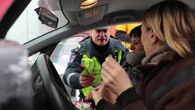 Cảnh sát giao thông Lithuania dừng xe tài xế nữ... để tặng hoa nhân ngày 8/3 - Ảnh 3.