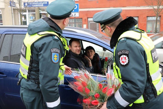 Cảnh sát giao thông Lithuania dừng xe tài xế nữ... để tặng hoa nhân ngày 8/3 - Ảnh 8.