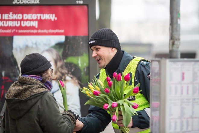 Cảnh sát giao thông Lithuania dừng xe tài xế nữ... để tặng hoa nhân ngày 8/3 - Ảnh 10.