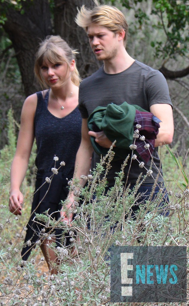 Hình ảnh siêu hiếm hoi: Taylor Swift khoác tay bạn trai Joe Alwyn hạnh phúc dạo bộ bên nhau - Ảnh 2.